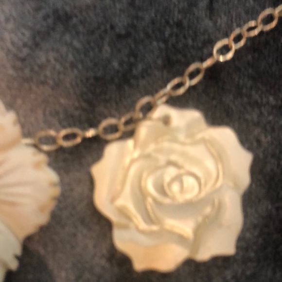 Sterling silver and shell flower necklace - Picture 6 of 9